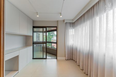 5_photo/94dce3f745.b54980f3c2d2bec8-ATLAS-aede614a-3a51-4c49-ac6c-2f71fa3fd8fe.jpg de apartamento à venda com 3 quartos, 156m² em Centro, Curitiba