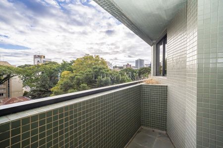 11_photo/94dce3f7e7.e1b0791f8350fa84-ATLAS-e1ccf84a-db6d-4f44-8e79-7d3e29aa663f.jpg de apartamento à venda com 4 quartos, 209m² em Centro, Curitiba