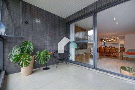 9_photo/94dce3f8f9.4bd2615f33144f40-ATLAS-3e5107c7-9692-42e3-b1e6-c5086f4f4c8f.jpg de apartamento à venda com 3 quartos, 151m² em Centro, Curitiba