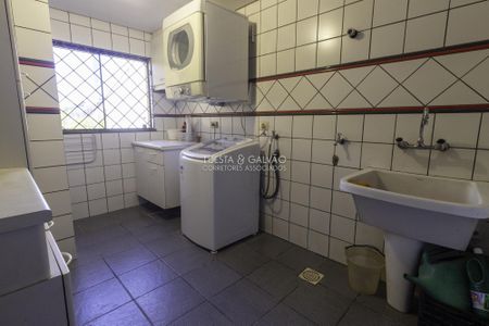 22_photo/94dce3ffc3.3fb4bb6867ac5dd3-ATLAS-1b9edd2e-78b6-4532-8267-495a21c72f83.jpg de casa à venda com 4 quartos, 421m² em Mercês, Curitiba