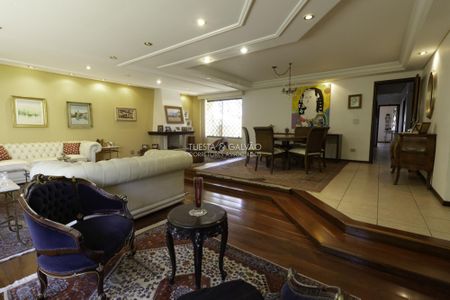 3_photo/94dce3ffc3.3fb4bb6867ac5dd3-ATLAS-d1e9a3f5-e3a9-43e2-bf7c-41a4c6f8b4a4.jpg de casa à venda com 4 quartos, 421m² em Mercês, Curitiba