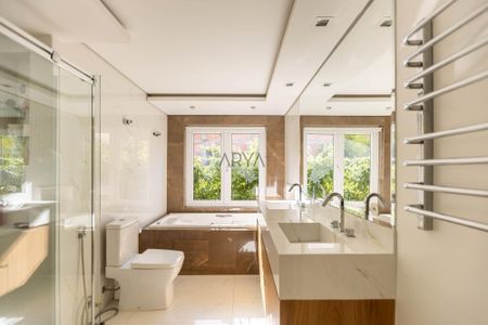 30_photo/94dce4000d.58dbba0947eec603-ATLAS-68ccca48-b3b8-4031-ace0-2f1b7bf0f29e.jpg de casa à venda com 4 quartos, 321m² em Mercês, Curitiba