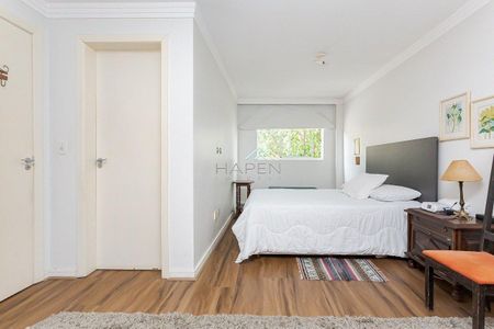 11_photo/94dce40a65.5b5cdc15c3d89a9d-ATLAS-a947261b-0bdf-43f4-839e-eac678d77721.jpg de casa à venda com 4 quartos, 277m² em Mercês, Curitiba