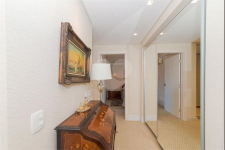 8_photo/94dce412fb.e6e1c947b02cf8fb-ATLAS-2bbe7d5a-d653-4d61-a601-295e6270e6b5.jpg de apartamento à venda com 4 quartos, 304m² em Centro, Curitiba