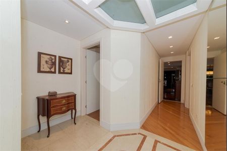 41_photo/94dce412fb.e6e1c947b02cf8fb-ATLAS-b5f13fc7-6a58-40ba-b646-9172aeea0370.jpg de apartamento à venda com 4 quartos, 304m² em Centro, Curitiba