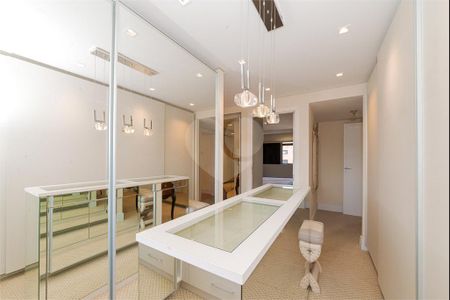 46_photo/94dce412fb.e6e1c947b02cf8fb-ATLAS-d496ea6e-ade2-41f5-873d-c5a29a38ea42.jpg de apartamento à venda com 4 quartos, 304m² em Centro, Curitiba