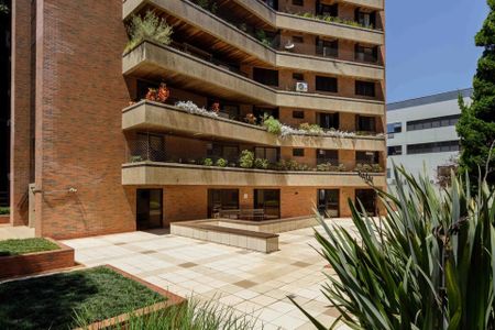 32_photo/94dce429a7.e6f02a1e96aef2b1-ATLAS-ce87f41b-382c-4d50-bc91-af4dac7c83aa.jpg de apartamento à venda com 4 quartos, 240m² em Cabral, Curitiba