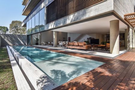 12_photo/94dce42a2d.1477fc719b6a6807-ATLAS-d04b2bc8-9c47-4e47-938d-e5cd36dc3f0f.jpg de apartamento à venda com 4 quartos, 738m² em Cabral, Curitiba