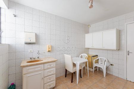 11_photo/94dce42b37.82be18ad98973cde-ATLAS-20a8dae6-de4a-45e1-86ef-77454a898fa4.jpg de casa à venda com 0 quarto, 181m² em Cabral, Curitiba