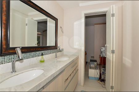 34_photo/94dce43177.d60ed16da6b331d7-ATLAS-519a6f09-da98-475a-be07-a00195d5b85b.jpg de casa à venda com 4 quartos, 251m² em Cabral, Curitiba
