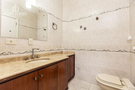 10_photo/94dce44d87.8112f57c7da29d24-ATLAS-56683120-0e8e-4cdc-a679-bbf73d98b8d3.jpg de casa à venda com 3 quartos, 297m² em Cristo Rei, Curitiba