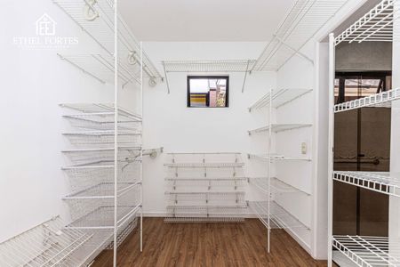 4_photo/94dce44d87.8112f57c7da29d24-ATLAS-a9da10dd-cf44-4e12-88b4-12cd9a3a0db0.jpg de casa à venda com 3 quartos, 297m² em Cristo Rei, Curitiba