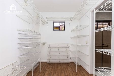 21_photo/94dce44d87.8112f57c7da29d24-ATLAS-be50d2c2-b800-4fb1-a2c3-83223ccaf6b8.jpg de casa à venda com 3 quartos, 297m² em Cristo Rei, Curitiba