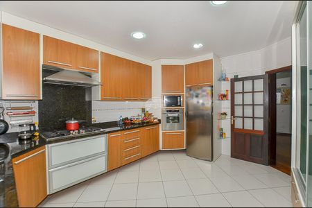 5_photo/94dce45ed5.28f6ec5d72603be5-ATLAS-81bea20e-9367-470e-954e-a19c7bf3d717.jpg de casa à venda com 5 quartos, 290m² em Rebouças, Curitiba