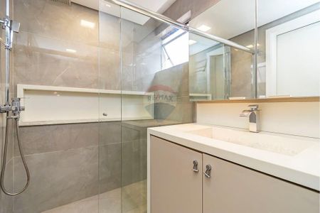 2_photo/94dce46ce9.7d44486df2fbe63f-ATLAS-0d5521a2-e500-4e28-87d6-2449440aebae.jpg de apartamento à venda com 3 quartos, 86m² em Centro, Curitiba