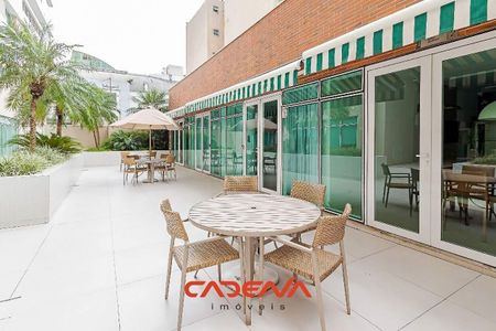 28_photo/94dce47123.7c7ac5e32c298168-ATLAS-8a1294dd-e458-42e2-900d-08b6657c5ba3.jpg de apartamento à venda com 2 quartos, 68m² em Centro, Curitiba