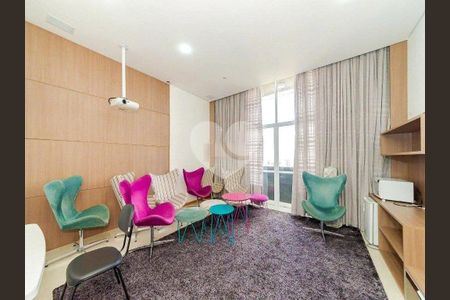 3_photo/94dce47325.9b0e853e47463488-ATLAS-5f23a1ac-e45a-4ff6-b464-ed8d1e5d07ef.jpg de apartamento à venda com 1 quarto, 33m² em Centro, Curitiba