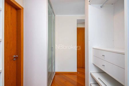 34_photo/94dce47aaf.dadd584d06f5cf19-ATLAS-61003f2c-b5fe-4b92-8305-ecea9a59a530.jpg de apartamento à venda com 3 quartos, 167m² em Centro, Curitiba