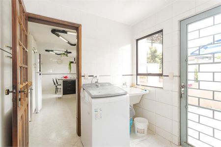 11_photo/94dce487c5.bab592124e6b75e1-ATLAS-7b763dfc-7185-4b2f-a9d4-c07b6f42fd4a.jpg de casa à venda com 3 quartos, 366m² em Água Verde, Curitiba