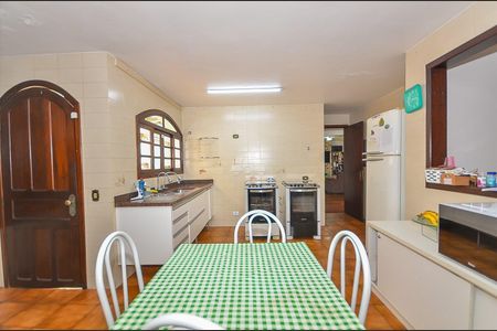 5_photo/94dce4a7ed.d7fd54e2ccfa547a-ATLAS-40b77f76-aec5-4985-b573-04f8ba1ba113.jpg de casa à venda com 6 quartos, 251m² em Lindoia, Curitiba