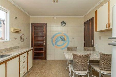 49_photo/94dce4acd9.be1f773b402e8aee-ATLAS-142ea620-497f-417a-81d5-268512f711de.jpg de casa à venda com 4 quartos, 264m² em Novo Mundo, Curitiba