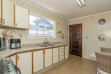 48_photo/94dce4acd9.be1f773b402e8aee-ATLAS-2656cbee-1072-4a17-b3ce-e40f314772c4.jpg de casa à venda com 4 quartos, 264m² em Novo Mundo, Curitiba