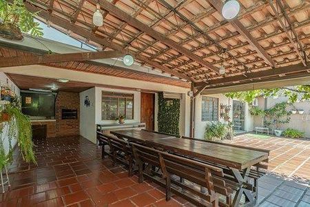 43_photo/94dce4acd9.be1f773b402e8aee-ATLAS-3bec8a69-04f7-4a19-8a3c-a9abc2730bb2.jpg de casa à venda com 4 quartos, 264m² em Novo Mundo, Curitiba