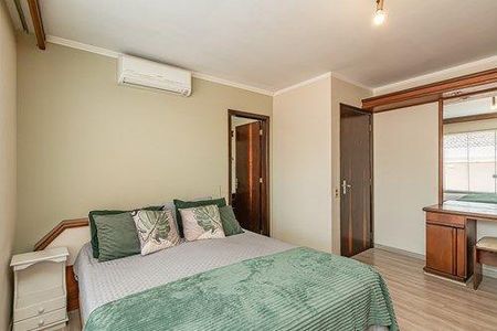 23_photo/94dce4acd9.be1f773b402e8aee-ATLAS-4ed2f50a-30e9-4957-873e-dc099f8e9d2c.jpg de casa à venda com 4 quartos, 264m² em Novo Mundo, Curitiba