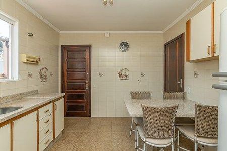 49_photo/94dce4acd9.be1f773b402e8aee-ATLAS-aa496ce4-9bb3-44a5-b171-a6072bb0cbf9.jpg de casa à venda com 4 quartos, 264m² em Novo Mundo, Curitiba