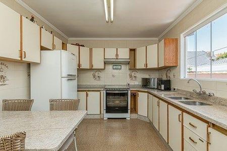 50_photo/94dce4acd9.be1f773b402e8aee-ATLAS-cda91338-c778-4bb0-8b0f-ef1001c81546.jpg de casa à venda com 4 quartos, 264m² em Novo Mundo, Curitiba