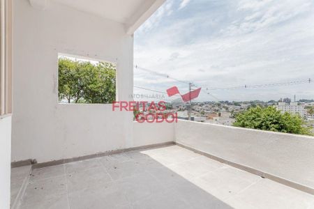 2_photo/94dce4bb25.8a3b691a8180766f-ATLAS-5e702aba-5e0b-4f17-a84c-a25b4067fea4.jpg de casa à venda com 3 quartos, 180m² em Lindoia, Curitiba