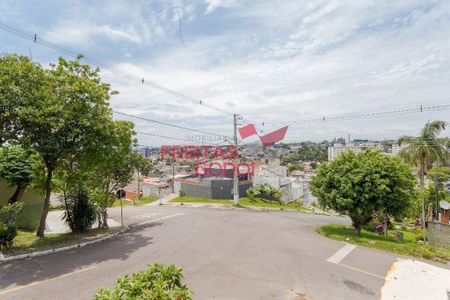 5_photo/94dce4bb25.8a3b691a8180766f-ATLAS-9ab21eaa-323c-4549-aa83-3bef6bbb5c2f.jpg de casa à venda com 3 quartos, 180m² em Lindoia, Curitiba