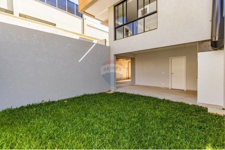 7_photo/94dce4d8b9.40d9156f2e18fdd4-ATLAS-1a72ea6e-40e1-40bb-a4ab-8aa72c79e1b5.jpg de casa à venda com 3 quartos, 163m² em Guabirotuba, Curitiba