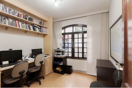 1_photo/94dce4e0f9.7dc29441a77b793f-ATLAS-00b965d4-dcd5-42eb-8340-70eb30053ab3.jpg de casa à venda com 4 quartos, 298m² em Guabirotuba, Curitiba