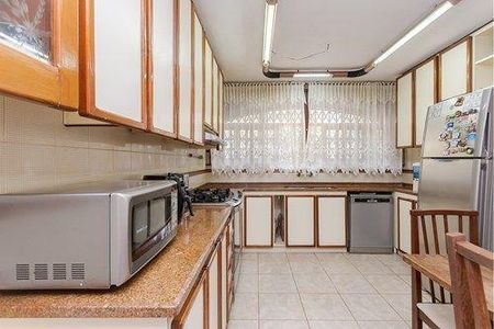 9_photo/94dce4e0f9.7dc29441a77b793f-ATLAS-21f02099-1773-4c68-a858-2eaf73746478.jpg de casa à venda com 4 quartos, 298m² em Guabirotuba, Curitiba