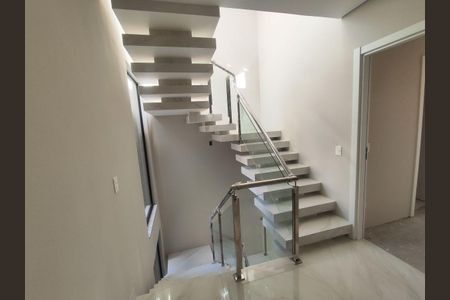 24_photo/94dce515fb.589b6d9b0b411b9f-ATLAS-39cb366a-d50d-4a93-ab02-2e99f3a23ba2.jpg de casa à venda com 4 quartos, 216m² em Jardim das Américas, Curitiba