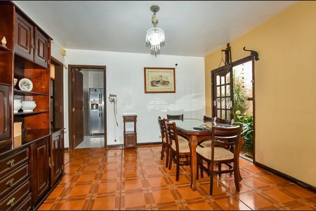 6_photo/94dce519b5.aee49e73b172d5f5-ATLAS-948a6856-e5e8-41ad-ab6b-970a0d374914.jpg de casa à venda com 4 quartos, 157m² em Jardim das Américas, Curitiba