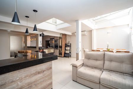 2_photo/94dce51f35.c696d6dfecea6f1c-ATLAS-bcf61006-28ca-401d-99cb-5bff151a4af4.jpg de casa à venda com 4 quartos, 210m² em Jardim das Américas, Curitiba