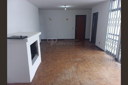 14_photo/94dce51fa1.e2451d589f4ca2b2-ATLAS-62079531-c1ab-499b-b6ba-d5104c8cf6ae.jpg de casa à venda com 3 quartos, 201m² em Guabirotuba, Curitiba