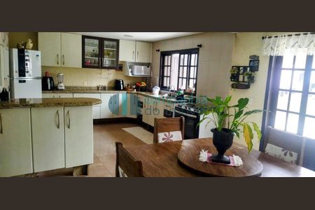 8_photo/94dce531db.fb3cc20d04f4cc49-ATLAS-95222939-2381-4e90-b2d2-d0a5297b13cd.jpg de casa à venda com 0 quarto, 320m² em Uberaba, Curitiba