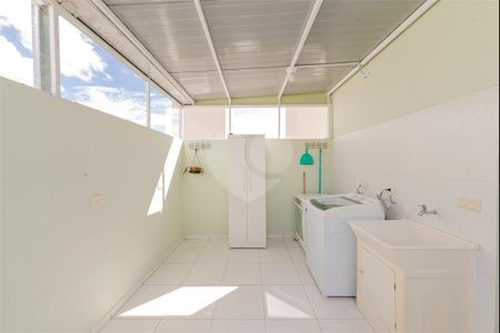 4_photo/94dce53323.ceff8192393c33de-ATLAS-a49a445a-a3a2-4fb3-aba2-f2bc6f3d834f.jpg de casa à venda com 3 quartos, 112m² em Uberaba, Curitiba