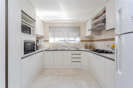 8_photo/94dce537bb.ceff8192393c33de-ATLAS-b4053a5f-4308-497e-bbb7-a3fec1a6a698.jpg de casa à venda com 5 quartos, 200m² em Jardim das Américas, Curitiba