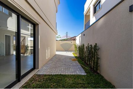 10_photo/94dce538ff.4cea1a0b3f6bbd2f-ATLAS-04817e02-3dff-4e4b-9852-acd2a53051bf.jpg de casa à venda com 3 quartos, 138m² em Jardim das Américas, Curitiba