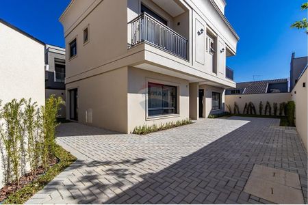 3_photo/94dce538ff.4cea1a0b3f6bbd2f-ATLAS-7995fda6-d8f5-4756-98e2-7e1a8124c46c.jpg de casa à venda com 3 quartos, 138m² em Jardim das Américas, Curitiba