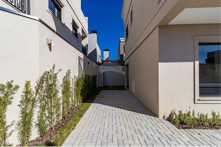 7_photo/94dce538ff.4cea1a0b3f6bbd2f-ATLAS-d45384e4-dcdc-429e-b5ef-0e476a9b661e.jpg de casa à venda com 3 quartos, 138m² em Jardim das Américas, Curitiba