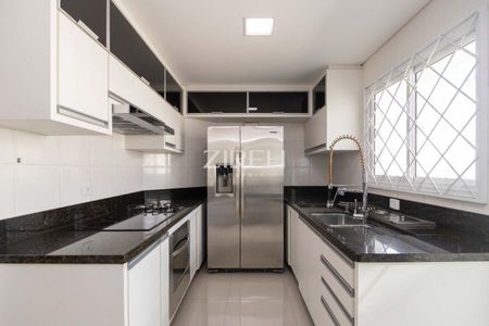 3_photo/94dce539f1.52c7aa5b7c5e7aa0-ATLAS-e5f7675a-6aa8-41df-bddd-9a22dbfa3322.jpg de casa à venda com 3 quartos, 159m² em Jardim das Américas, Curitiba