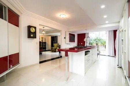 5_photo/94dce53bcd.c1aee057c866752a-ATLAS-e2cb24e8-7e27-407d-8961-6c189f679531.jpg de casa à venda com 5 quartos, 297m² em Jardim das Américas, Curitiba