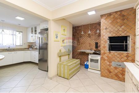 3_photo/94dce54913.59e2a8b39dc3b007-ATLAS-1405f2c7-dc08-40d3-87a3-d7d05256a3fb.jpg de casa à venda com 4 quartos, 200m² em Jardim das Américas, Curitiba