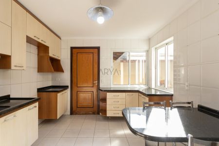 4_photo/94dce54937.e940a732cc128499-ATLAS-e247c49a-8bbf-4073-bf77-f56e5eec0363.jpg de casa à venda com 4 quartos, 199m² em Jardim das Américas, Curitiba
