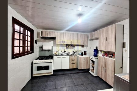 3_photo/94dce567b3.3ee15f017ff1b7a8-ATLAS-2dc832fa-d57e-42ce-bb82-04d4118eb2e7.jpg de casa à venda com 4 quartos, 170m² em Cajuru, Curitiba